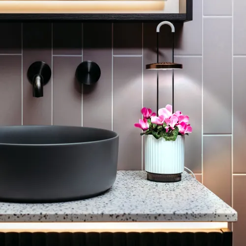 Click & Grow HydroVase hvid selvvandende vase med vækstlys og lyserøde blomster