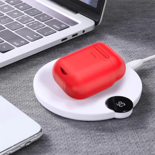 Funda de silicona roja Baseus para AirPods sobre una base de carga inalámbrica para proteger de arañazos